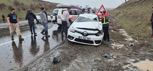 Bingöl'de devrilen otomobildeki 3 kişi yaralandı