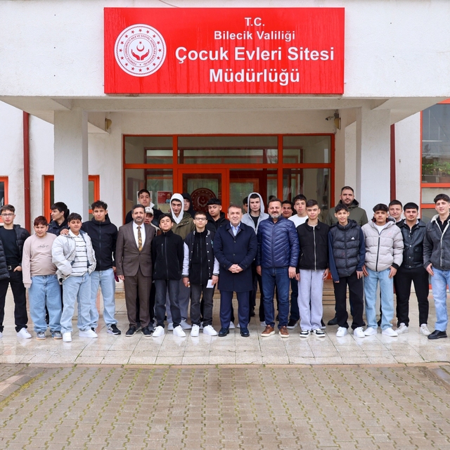 Vali Sözer bayramda çocuklar ve öğrencilerle buluştu