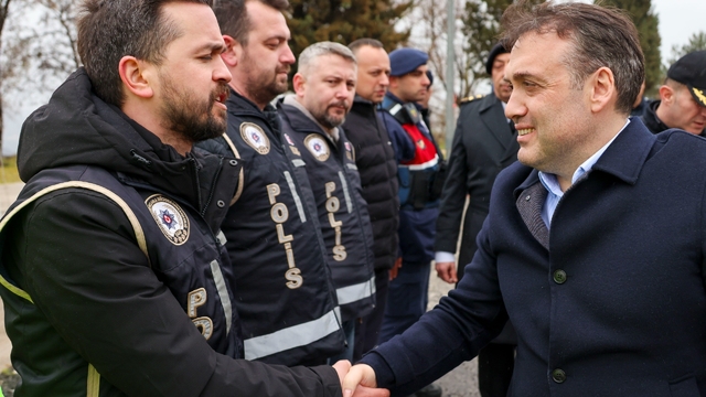 Vali Sözer denetim noktasında güvenlik güçleriyle bayramlaştı