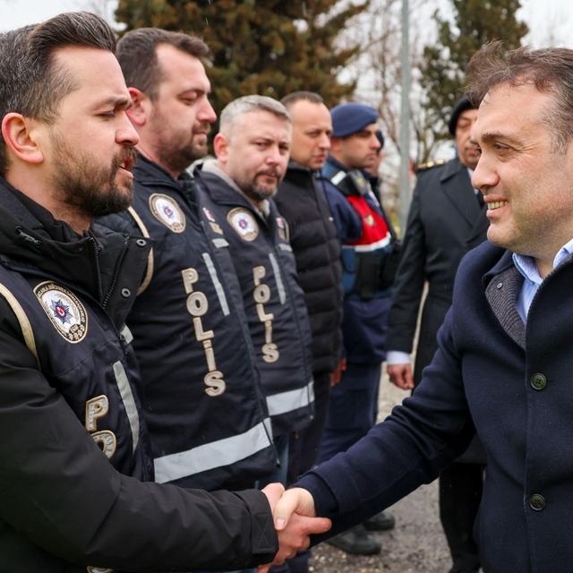 Vali Sözer denetim noktasında güvenlik güçleriyle bayramlaştı