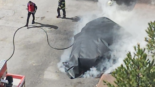 Alev alan elektrikli otomobile, yangın battaniyesi ile müdahale