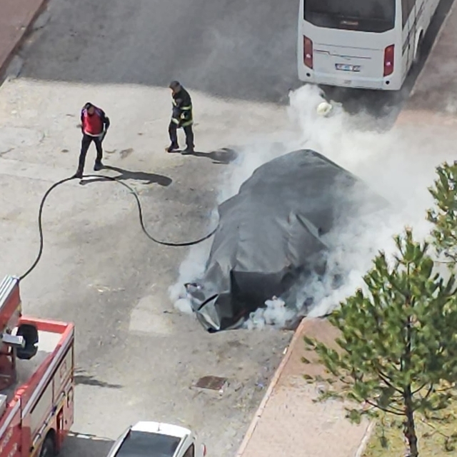 Alev alan elektrikli otomobile, yangın battaniyesi ile müdahale