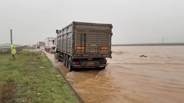 Nusaybin'de sağanak ve dolu: yollar göle döndü, evleri su bastı
