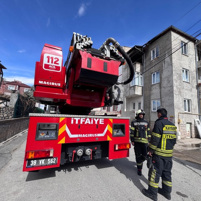 Kayseri'de ev yangını: 2 kişi dumandan etkilendi