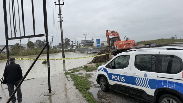 Berdan Irmağı'nda alarm, su seviyesi köprüye dayandı