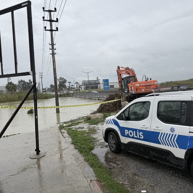 Berdan Irmağı'nda alarm, su seviyesi köprüye dayandı