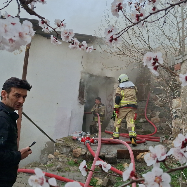 Beypazarı'nda ahşap evde çıkan yangın söndürüldü