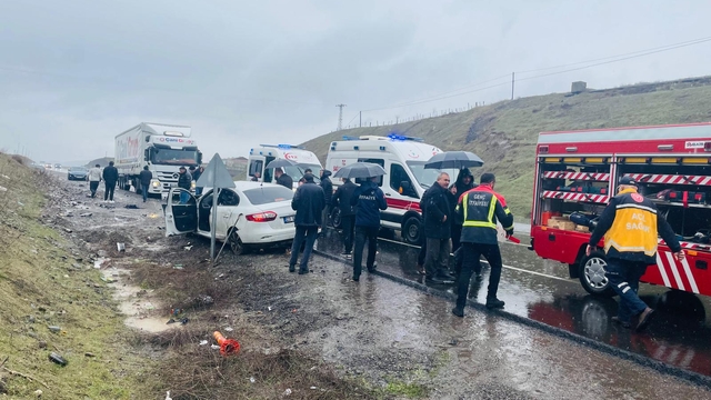 Bingöl'de otomobil devrildi: 1 ölü, 2 yaralı
