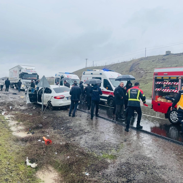 Bingöl'de otomobil devrildi: 1 ölü, 2 yaralı