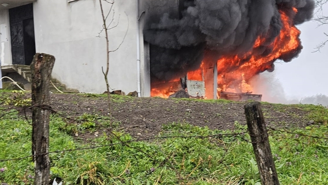 Düzce'de 3 katlı binanın garajında çıkan yangın 
söndürüldü