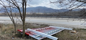 Çankırı'da D100 kara yolu güzergahında bulunan izinsiz reklam tabelaları kaldırılıyor