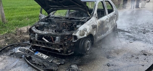 Samsun'da seyir halindeyken yanan otomobil kullanılamaz hale geldi