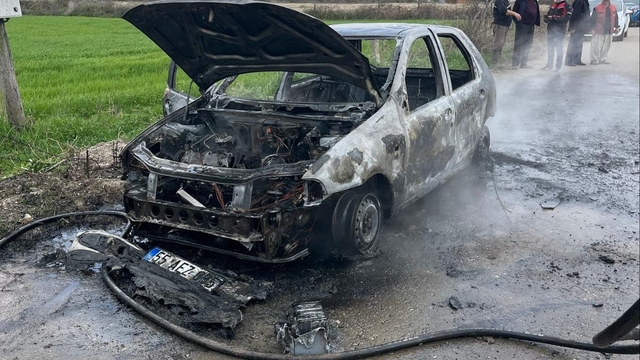Samsun'da seyir halindeyken yanan otomobil kullanılamaz hale geldi