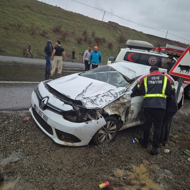 Bingöl'de trafik kazası : 1 ölü 2 yaralı