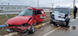 Kütahya'da çarpışan 2 araçtaki 8 kişi yaralandı