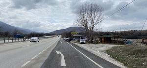 Kurşunlu ilçesinde D100 kara yolu kenarındaki satış yerlerinin önüne bariyer yapılıyor