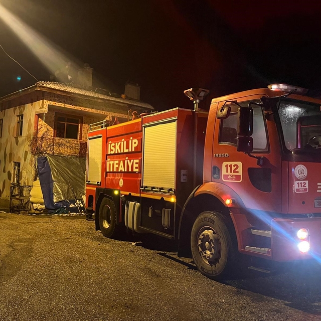 Çorum'da evin bacasında çıkan yangın korkuttu