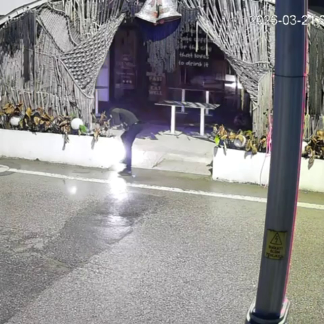 Kocaeli'de kafenin kundaklandığı anlar kamerada