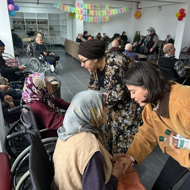 ESMİAD'dan anlamlı bayram ziyareti
Eskişehir'in iş dünyasının sosyal soruml...