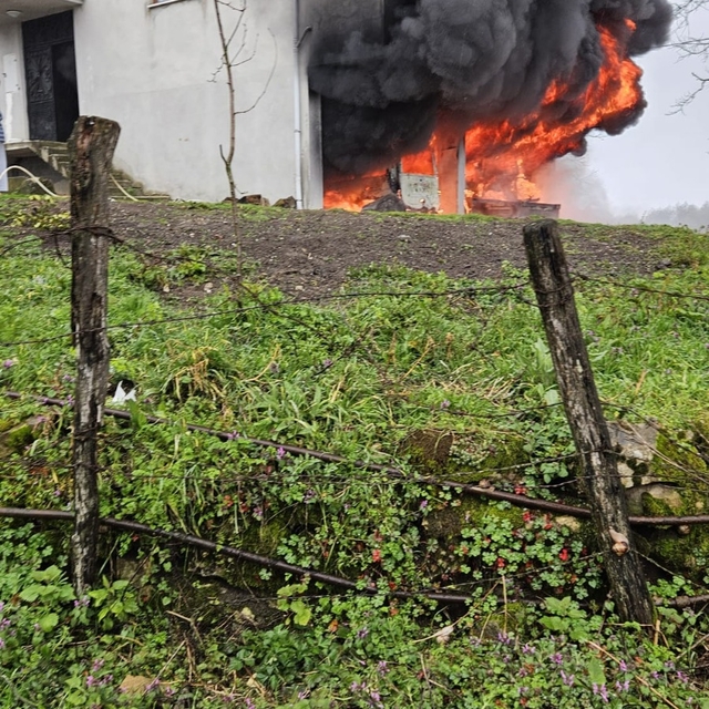 Garajda çıkan yangında 6 araç yandı