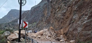 Mersin-Antalya karayolunda heyelan: Yol trafiğe kapandı, 1 yaralı