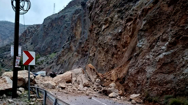 Mersin-Antalya kara yolunda heyelan meydana geldi