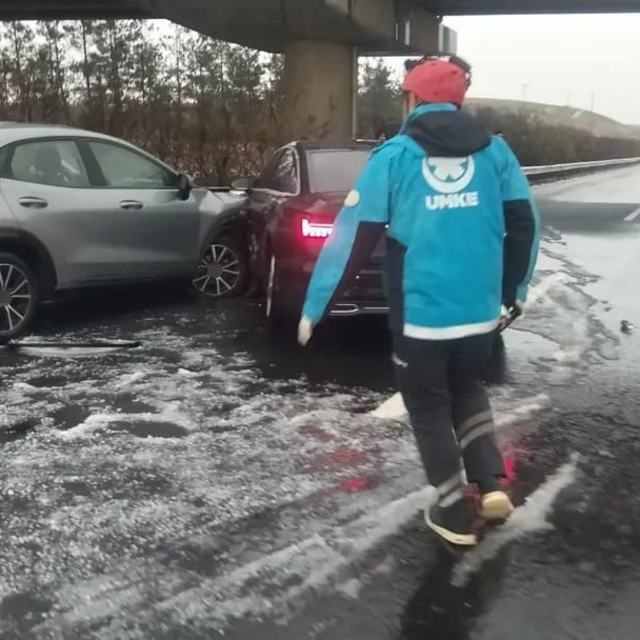 Dolu yağışı zincirleme kazaya neden oldu: 11 yaralı