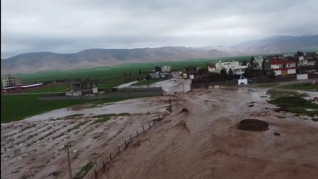 Nusaybin'de sağanak ve dolu: yollar göle döndü, evleri su bastı (2)