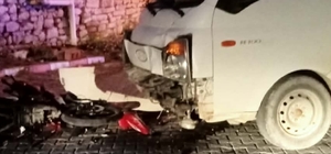 Manisa’da motosiklet ile kamyonet çarpıştı: 2 yaralı