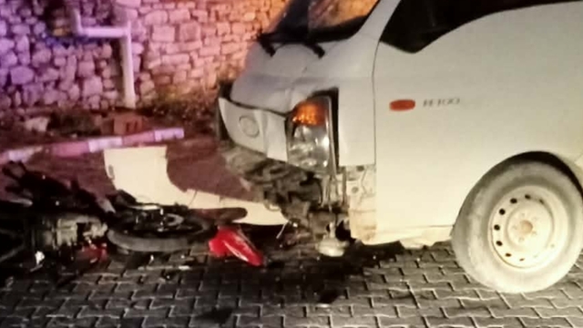 Manisa'da motosiklet ile kamyonet çarpıştı: 2 yaralı