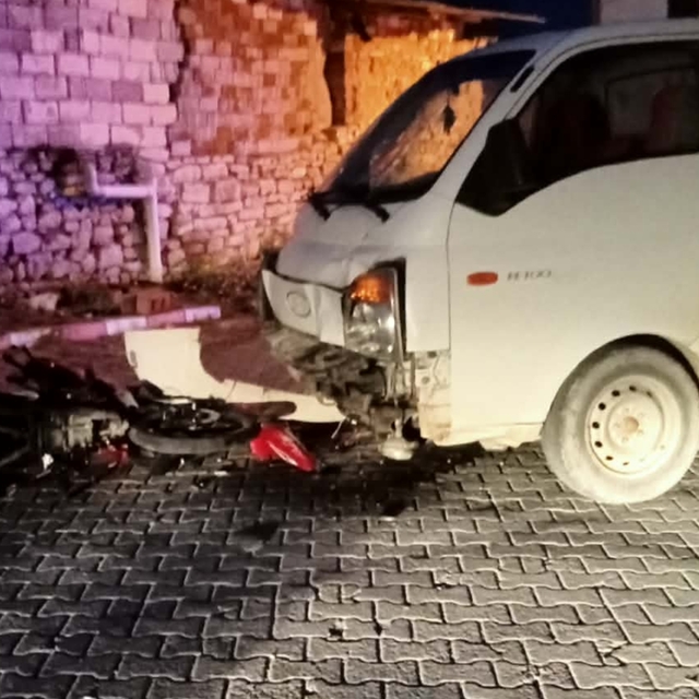 Manisa'da motosiklet ile kamyonet çarpıştı: 2 yaralı