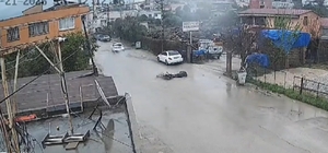 Su birikintisine giren motosiklet devrildi; kaza anı kamerada