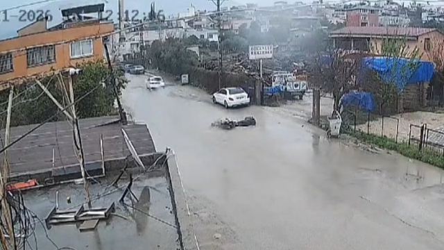 Su birikintisine giren motosiklet devrildi; kaza anı kamerada
