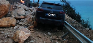 Mersin'de heyelan; kaya parçalarının altında kalan cipin sürücüsü yaralandı