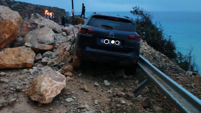 Mersin'de heyelan; kaya parçalarının altında kalan cipin sürücüsü yaralandı