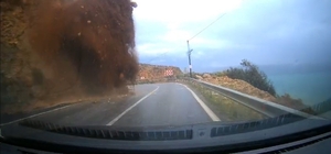 Mersin-Antalya yolundaki heyelan araç kamerasında