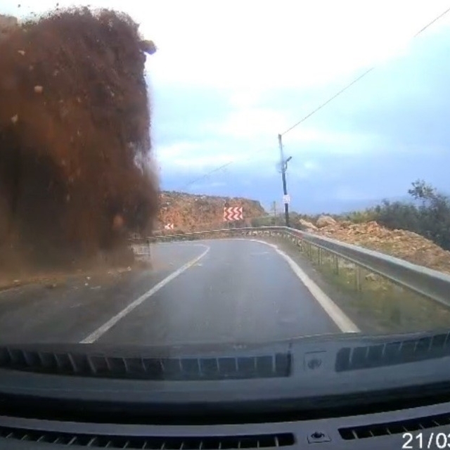 Mersin-Antalya yolundaki heyelan araç kamerasında