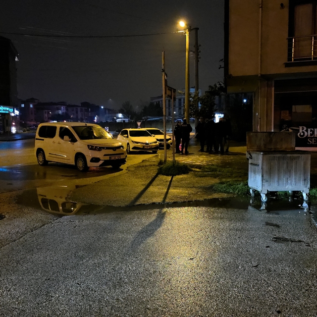 14 yaşında çocuk, otobüs durağında silahla vurulmuş halde bulundu
Hastanede...