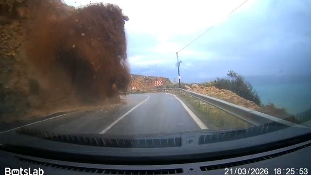 Mersin-Antalya yolundaki heyelan araç kamerasında