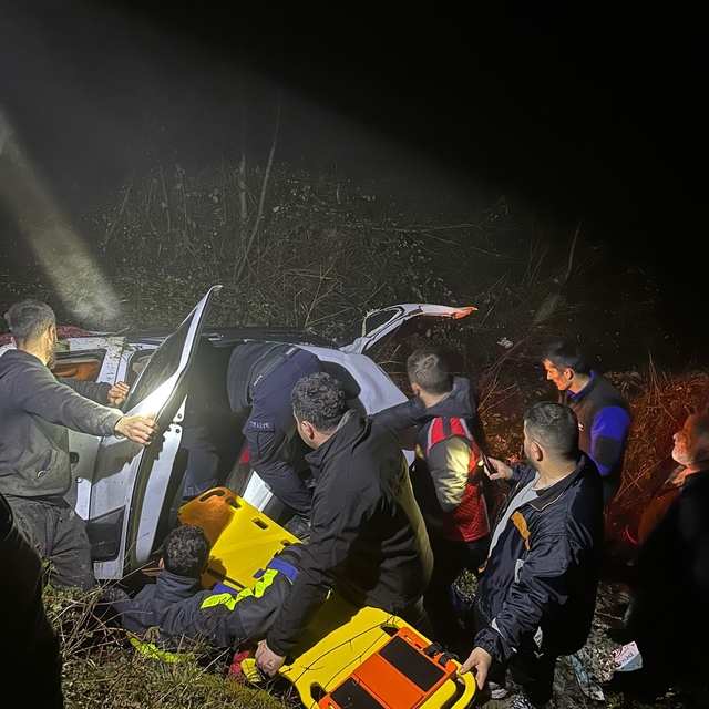 Sinop'ta otomobil uçuruma yuvarlandı: 7 yaralı