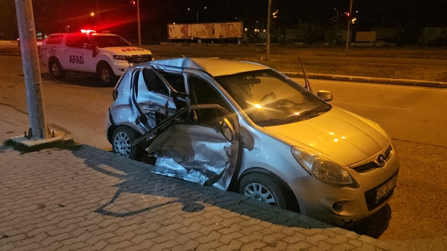 Erzincan'da iki otomobilin karıştığı kazada 3 kişi yaralandı