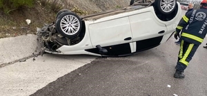 Yağış sonrası kayganlaşan yolda savrulan araç takla attı