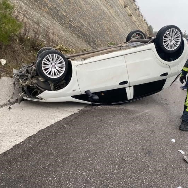 Yağış sonrası kayganlaşan yolda savrulan araç takla attı