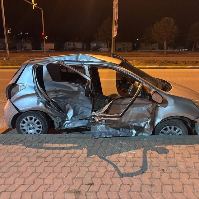 Erzincan'da iki otomobil çarpıştı: 1'i ağır 3 yaralı