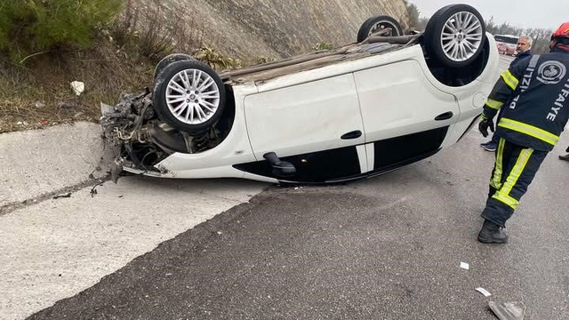 Yağış sonrası kayganlaşan yolda savrulan araç takla attı