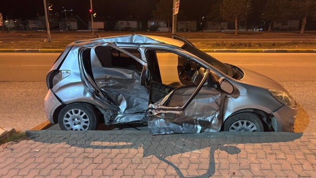 Erzincan'da iki otomobil çarpıştı: 1'i ağır 3 yaralı