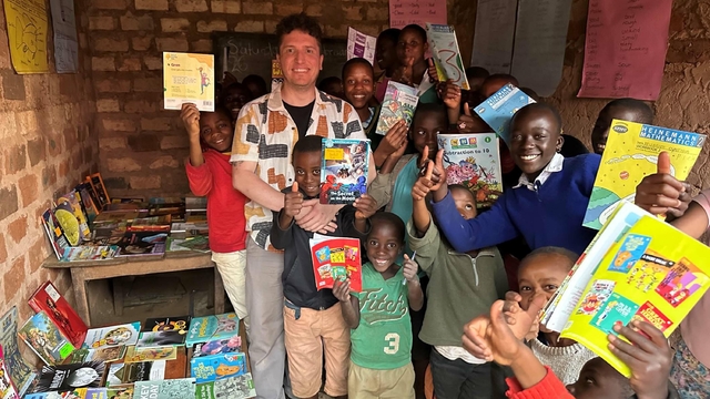 Uganda'da kurduğu kütüphaneyle yetimlere umut oldu