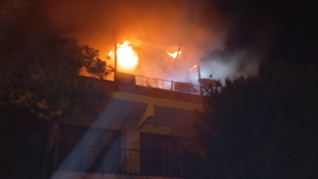 Erdek'te çatıda çıkan yangın hasara yol açtı