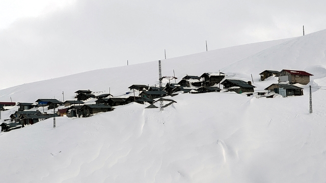 Ardahan ile Artvin arasındaki yaylalar karla beyaza büründü