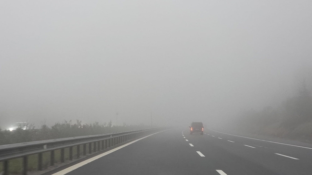 TEM Otoyolu Düzce geçişinde yoğun sis etkili oluyor
Yetkililer sürücüleri uyardı